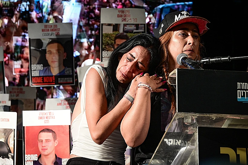 אילנה גריצווסקי ועינב צנגאוקר בעצרת בכיכר החטופים