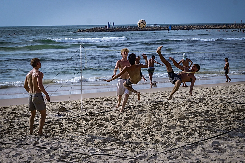 מבלים בחוף הים בתל אביב