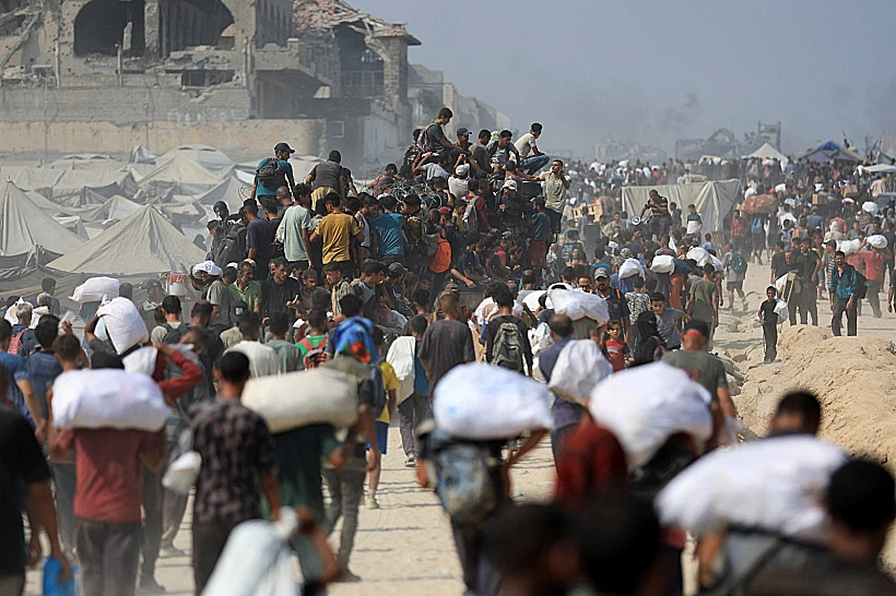 תושבים עזתים בדרך למרכזי הסיוע ההומניטרי בצפון הרצועה