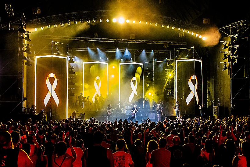 שלום חנוך במופע 40 שנה ל"מחכים למשיח"