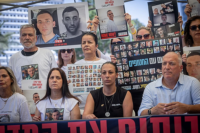 משפחות חטופים וחללים במסיבת עיתונאים לקראת השבתת המשק