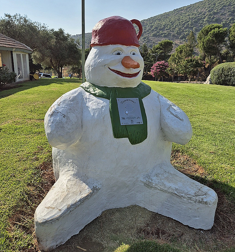 איש שלג במתחם הסוויטות מילס נווה אטיב