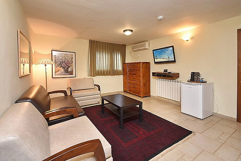 הסלון באחת הסוויטות של מתחם הסוויטות מילס