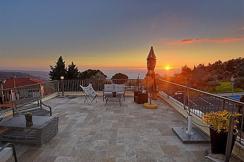 שקיעה במתחם הסוויטות מילס נווה אטיב