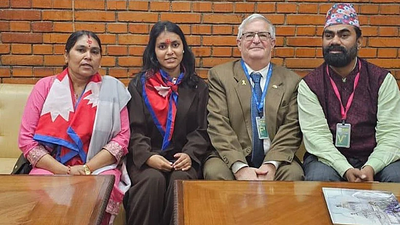 משפחתו של ביפין ג'ושי לצד שגריר ישראל בנפאל