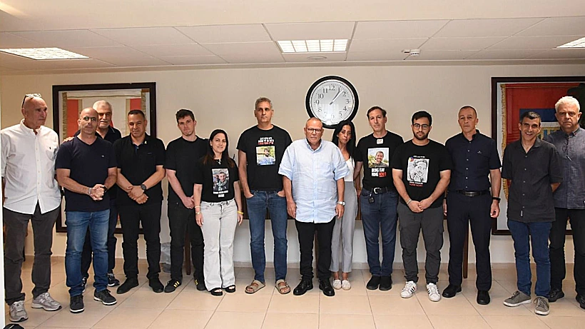 ארנון בר-דוד עם נציגי המשפחות