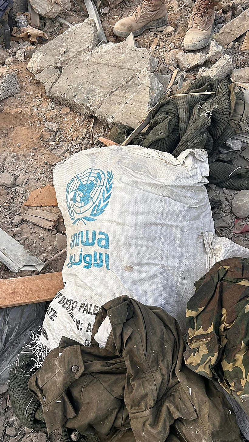 ציוד צבאי שאותר ברצועה בתוך שקי אונר"א