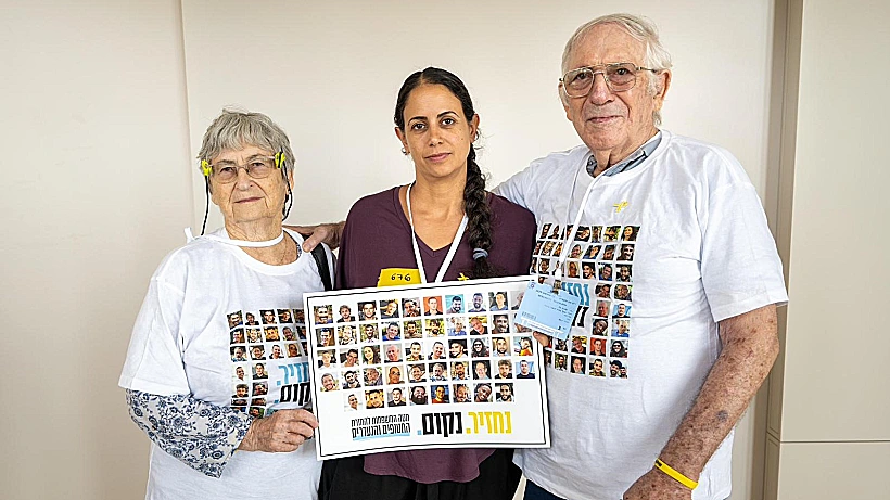 שורד השואה מיכאל אדם לצד עופרי ביבס בוועדת החוץ והביטחון בכנסת