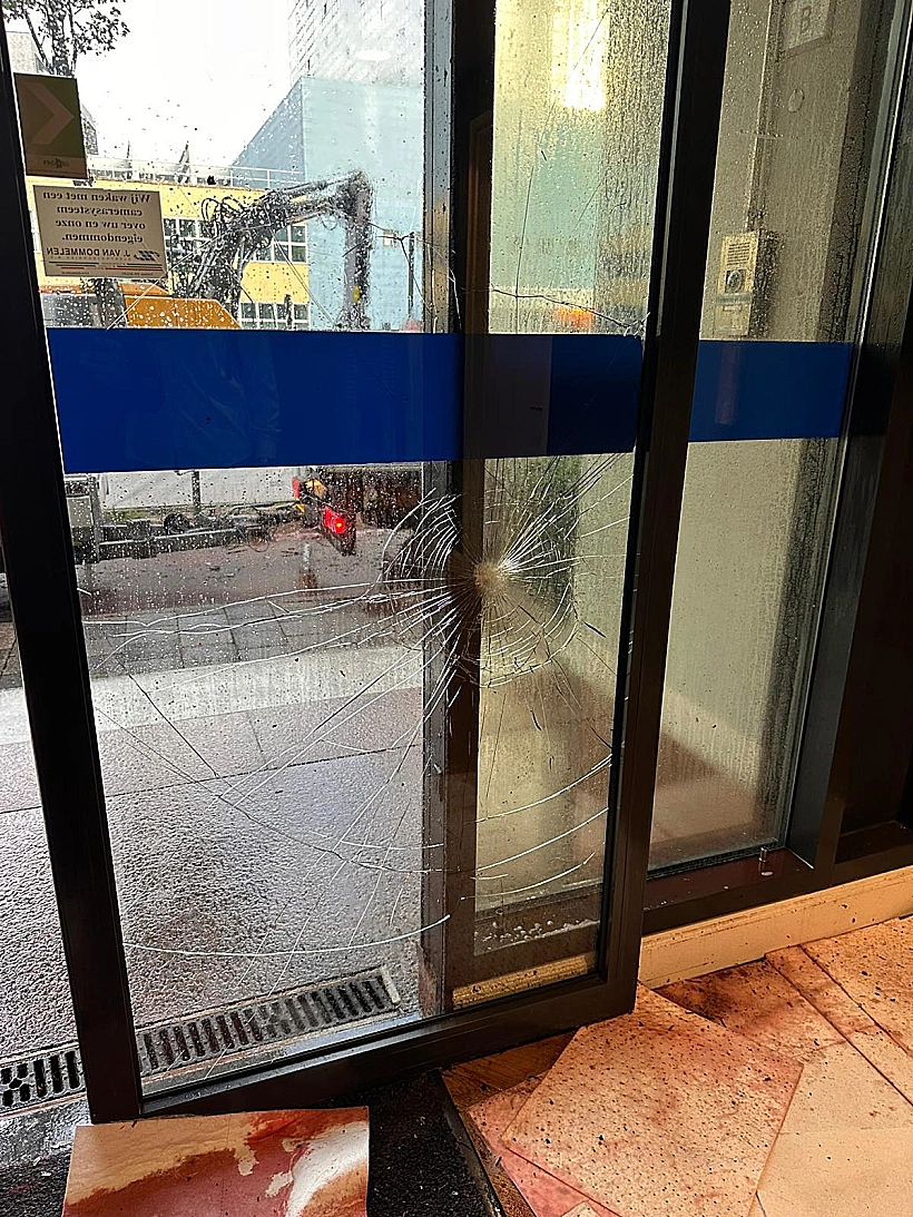 הכניסה לשגרירות ישראל בהאג, הבוקר