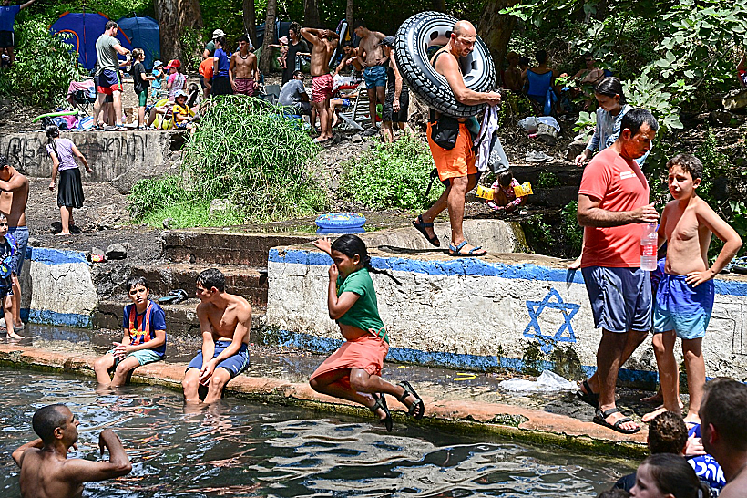 מבלים בבריכת הקצינים ברמת הגולן