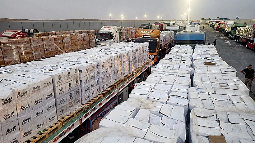 משאיות סיוע ממתינות במעבר רפיח עזה