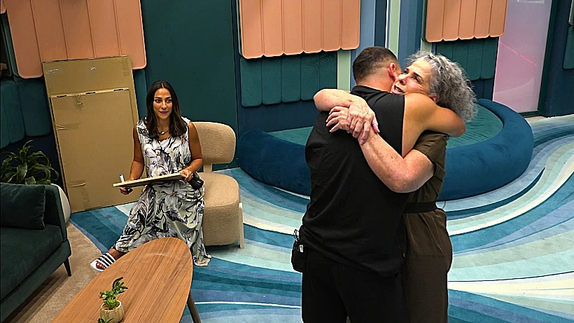 אימא של יובל מבקרת בבית