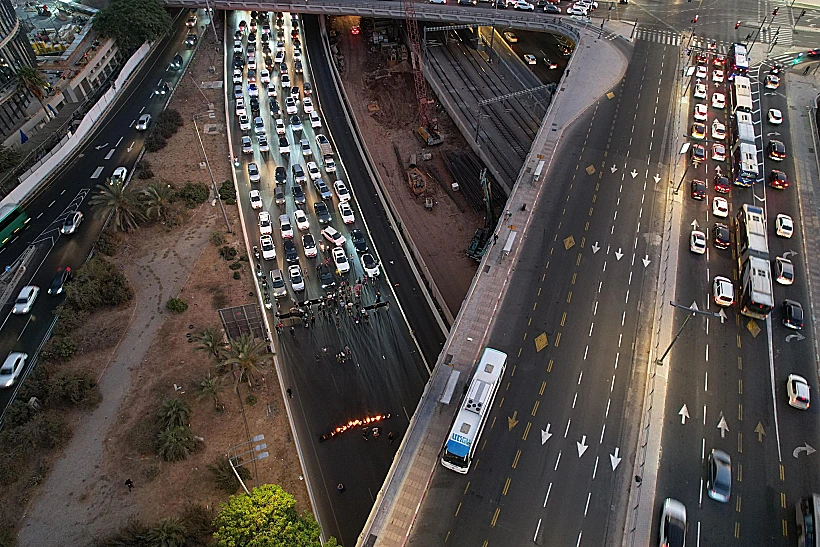 מפגינים למען החטופים חוסמים את איילון