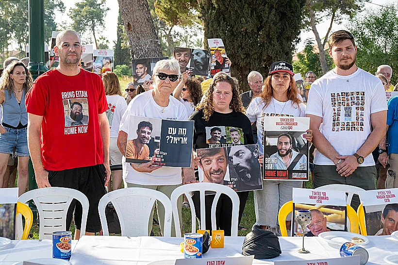 שורדי שבי ומשפחות חטופים בקבלת שבת מול בית השר כ"ץ
