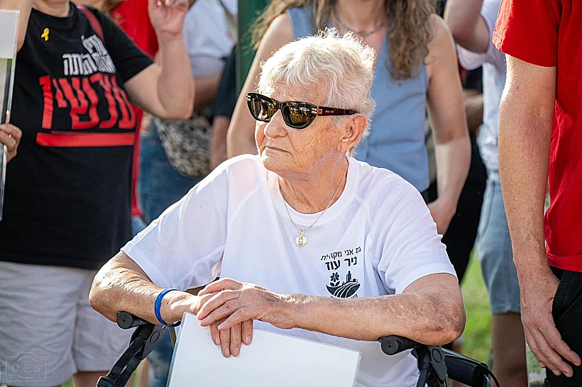 שורדת השבי יפה אדר מול בית השר כ"ץ