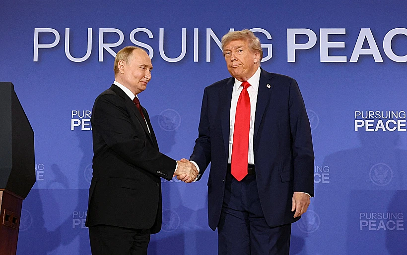 נשיא ארה"ב דונלד טראמפ ונשיא רוסיה ולדימיר פוטין לאחר המפגש באלסקה