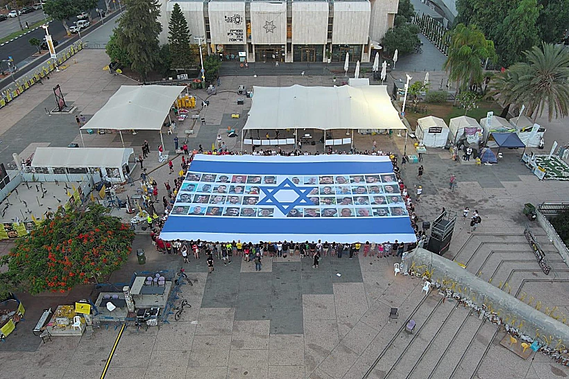 דגל ישראל עם תמונות החטופים, עם פתיחת "שביתת העם