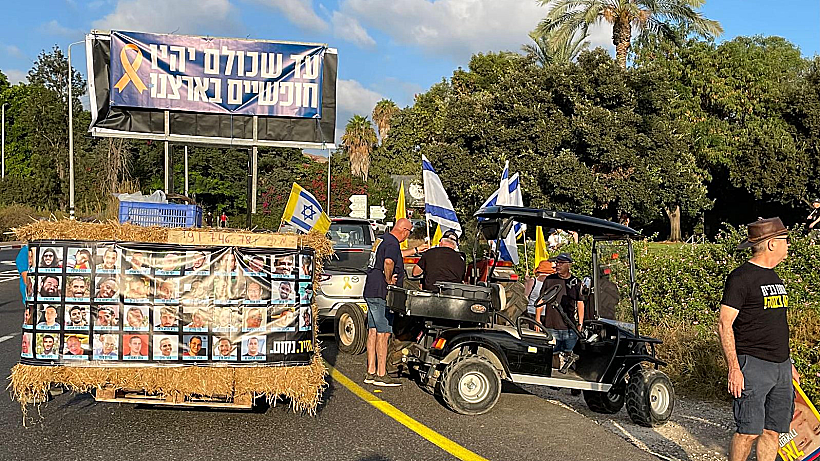 מפגינים למען השבת החטופים בצומת בצומת העוגן, עמק חפר