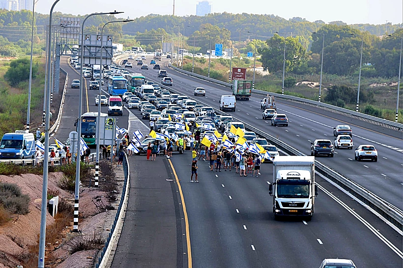 מפגינים חוסמים את כביש החוף במחלף ינאי