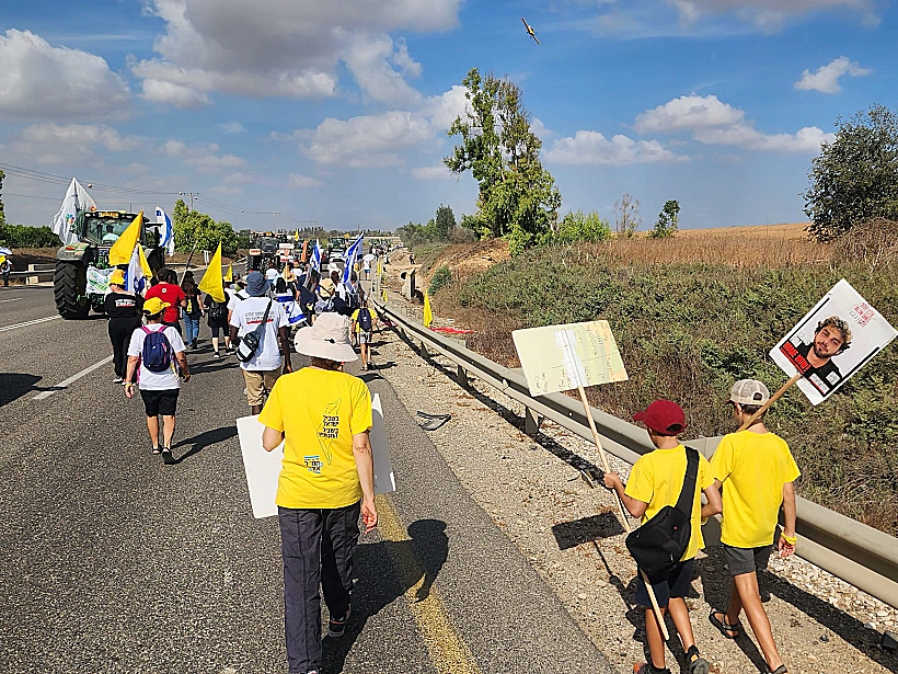 תושבי הנגב המערבי בדרך לגדר הרצועה