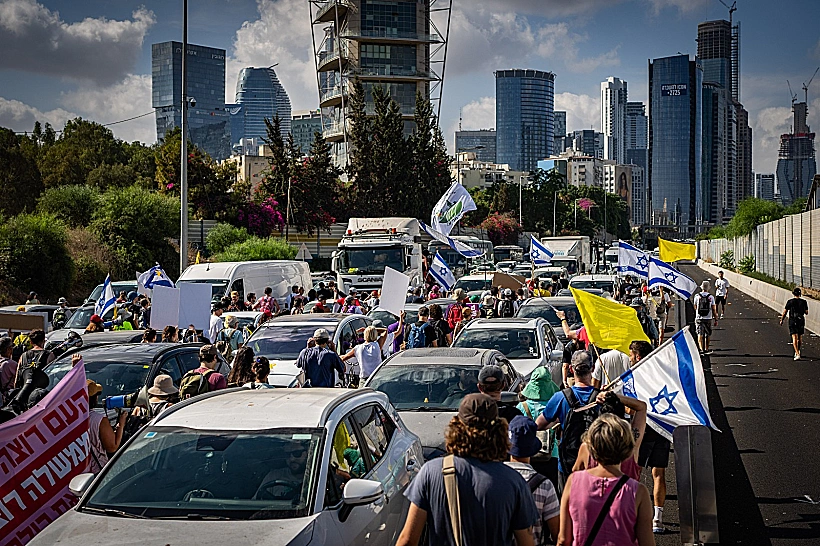 מפגינים למען השבת החטופים חוסמים את נתיבי איילון