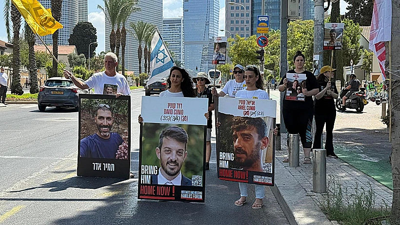 ארבל יהוד, שרון קוניו ומשה אדר חוסמים את הכביש סמוך למאהל ניר עוז בתל אביב