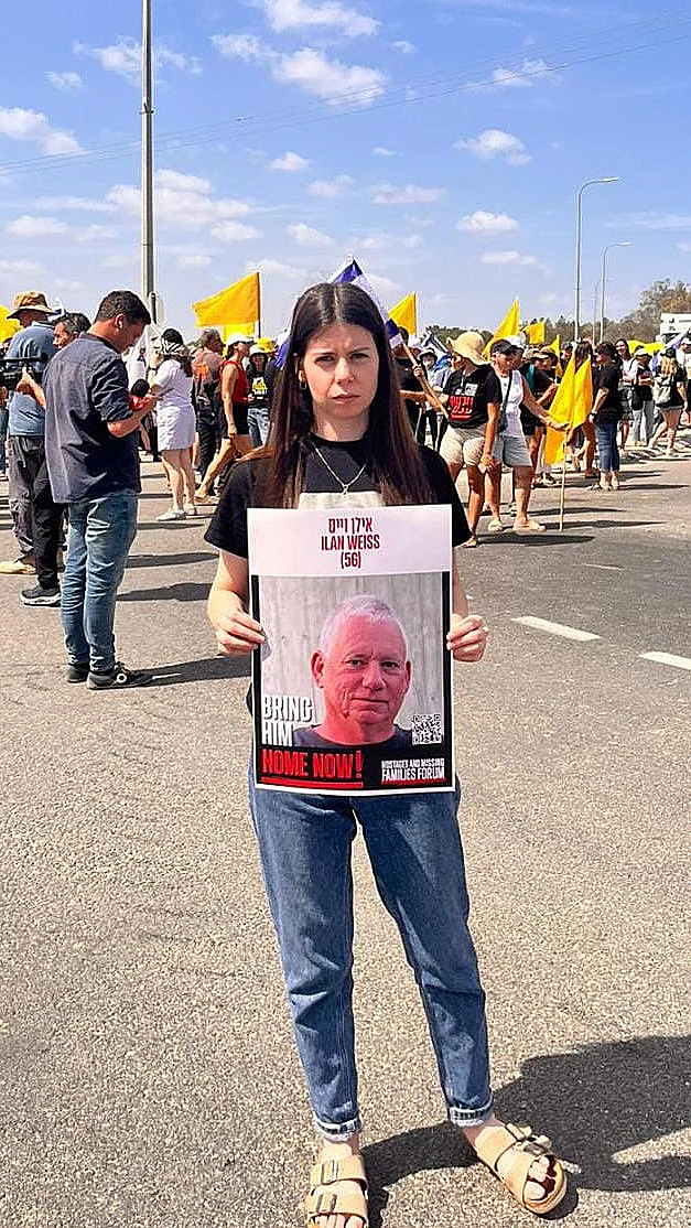 מיטל וייס, בתו של החלל החטוף אילן וייס, בצומת בארי