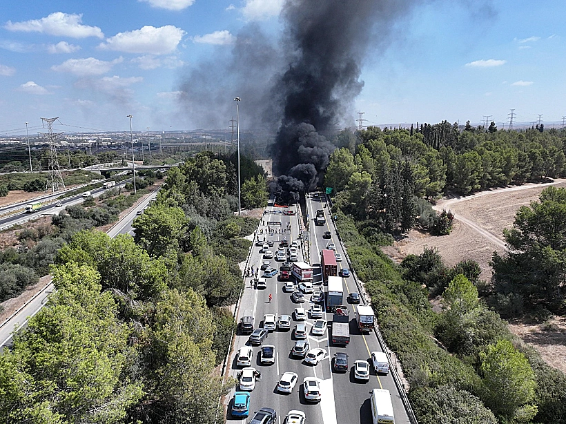 מפגינים חוסמים את כביש 1 ליד מחלף בן שמן