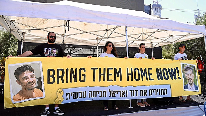 שורדי השבי ירדן ביבס, שרון אלוני-קוניו, ארבל יהוד ואיתן קוניו אחיהם של דוד ואריאל קוניו בכיכר החטופים