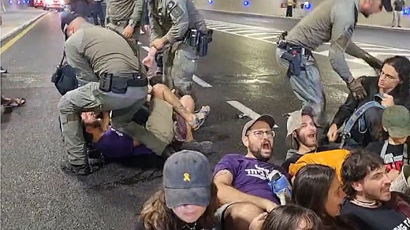 מפגינים בכביש 16 בירושלים מפונים בכוח על-ידי כוחות מג"ב