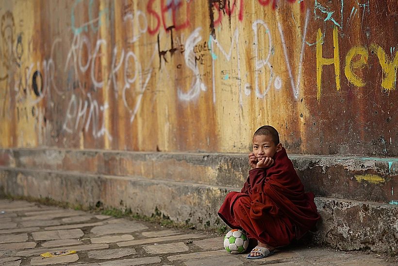 נזיר בודהיסטי צעיר במקדש בודהנאת' קטמנדו