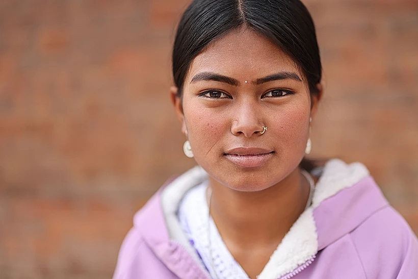 נערה מקומית עם טיקה כסופה בין עיניה