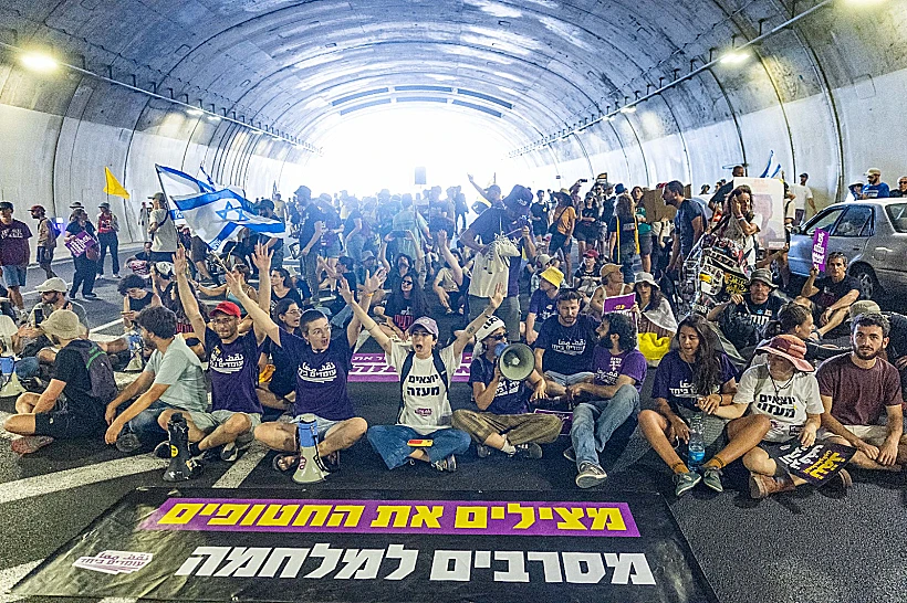 מפגינים חוסמים כביש באזור ירושלים במחאה למען החזרת החטופים