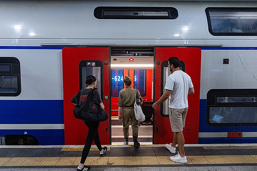 נוסעים ברכבת ישראל