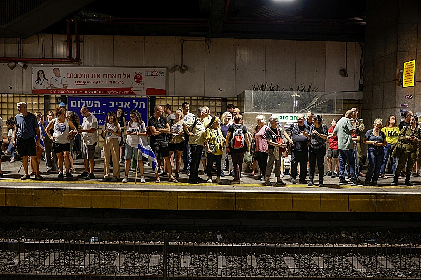 עומס אנשים בתחנת רכבת תל אביב - השלום