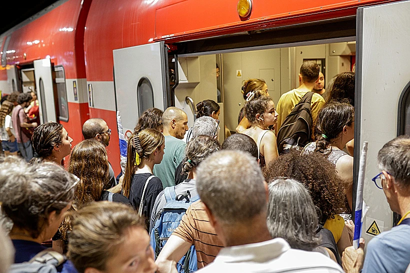 אנשים עולים לרכבת