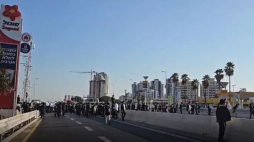 חרדים קיצונים חוסמים את כביש החוף
