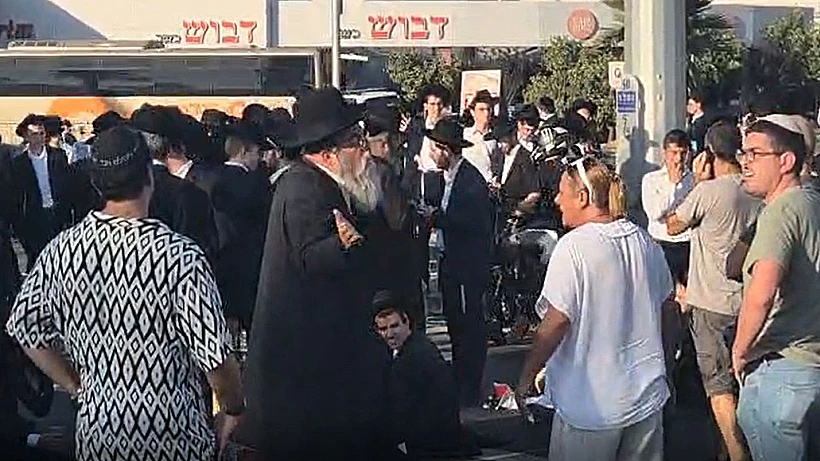 חרדים קיצונים חוסמים את כביש החוף