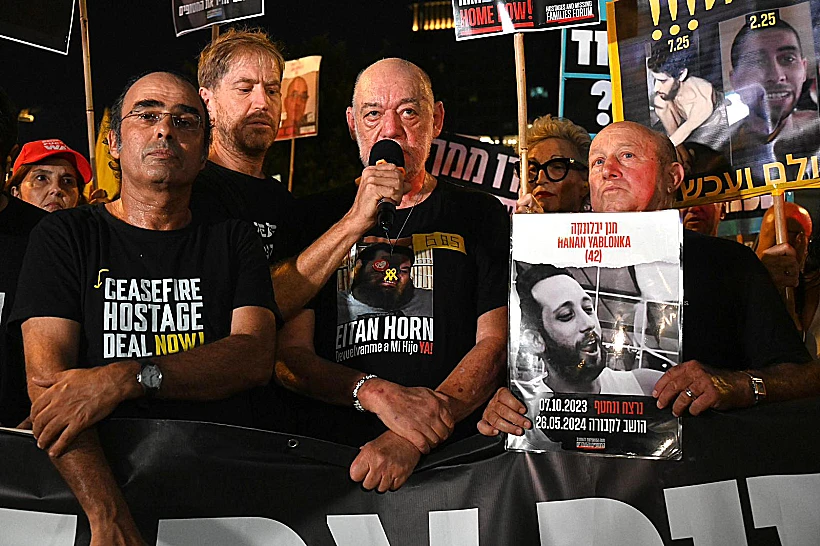 איציק הורן לצד יהודה כהן בצעדה מסביב לקריה