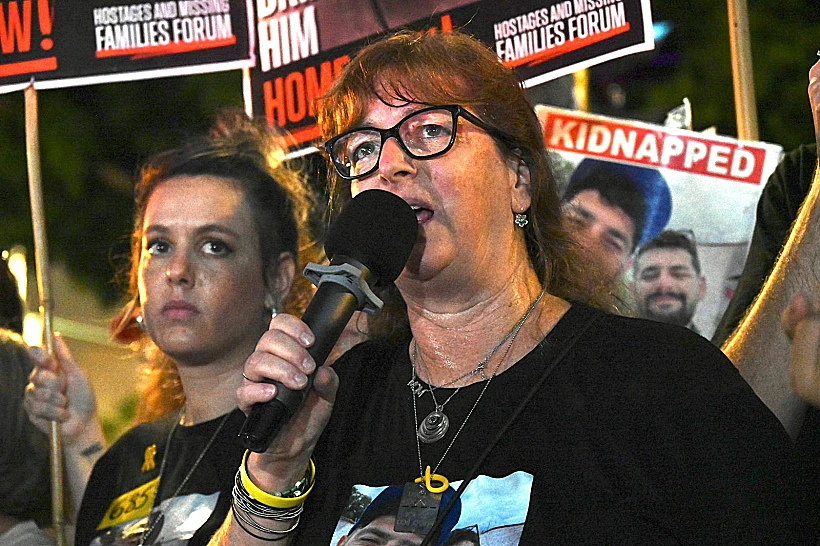 מכבית מאייר, דודתם של גלי וזיוי ברמן, בצעדה מסביב לקריה