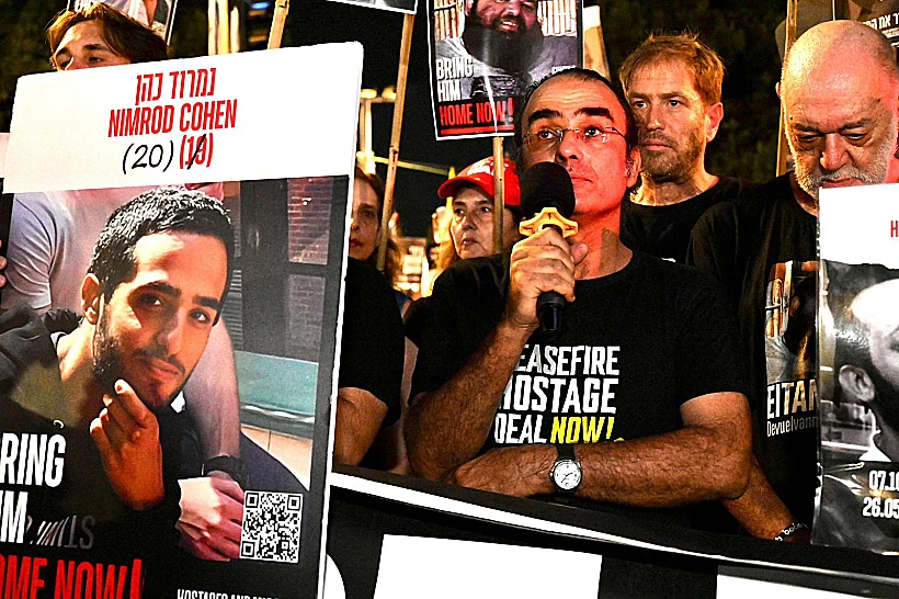 יהודה כהן, אביו של החייל החטוף נמרוד כהן, בצעדה מסביב לקריה