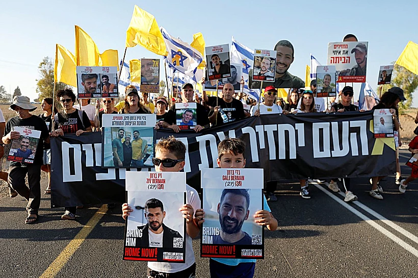 בני משפחות חטופים בצעדה לגבול עזה