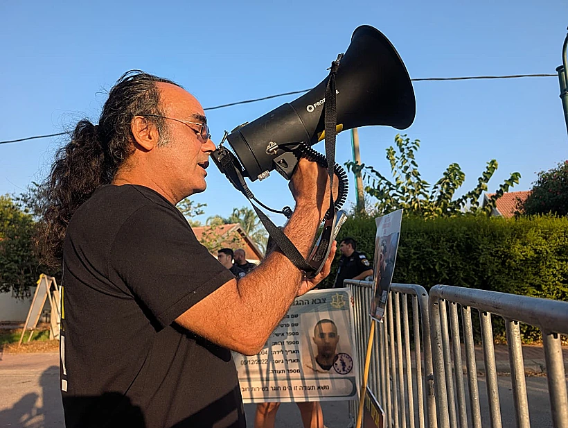 יהודה כהן, אביו של החטוף נמרוד כהן, מחוץ לביתו של השר כ"ץ