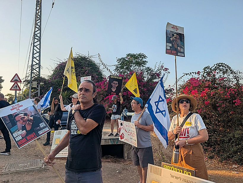 יהודה כהן, אביו של החייל החטוף נמרוד כהן, מול בית השר כ"ץ