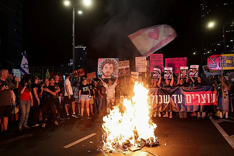 מפגינים למען החטופים בתל אביב