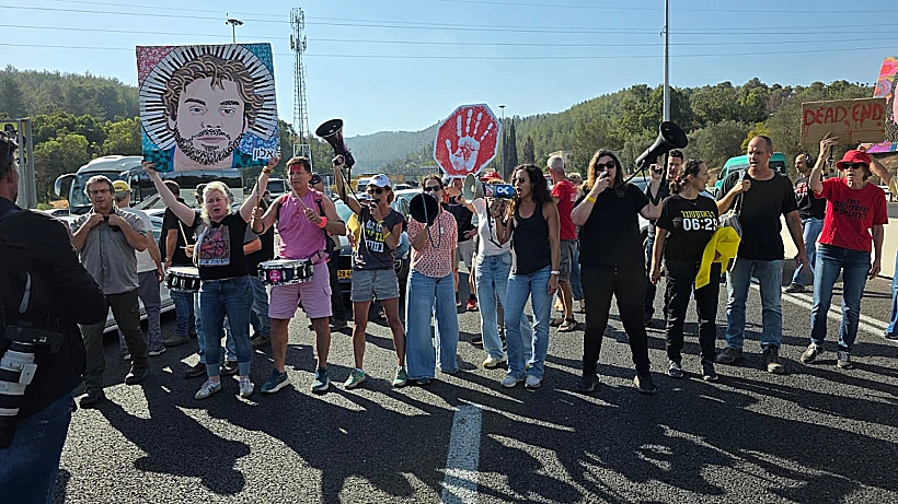 מפגינים חוסמים את כביש 1