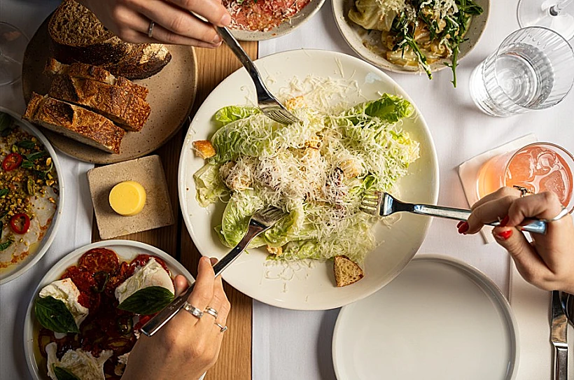 סלט קיסר בבראסרי רוטשילד 48