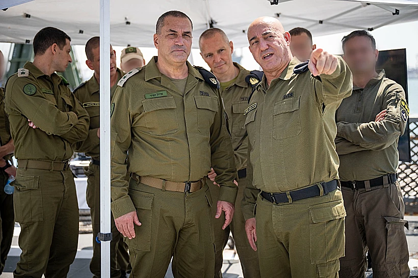 הרמטכ"ל אייל זמיר עם מפקד חיל הים האלוף דוד סער סלמה בבסיס חיל הים בחיפה