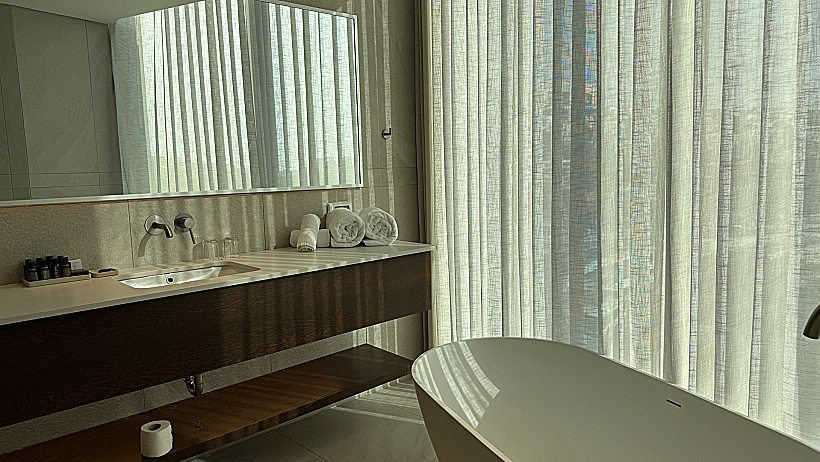 המקלחת בחדר במלון "ג’ייקוב מודיעין"