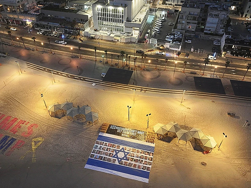 הדגל הענק שנפרס מול שגרירות ארה"ב חטופים